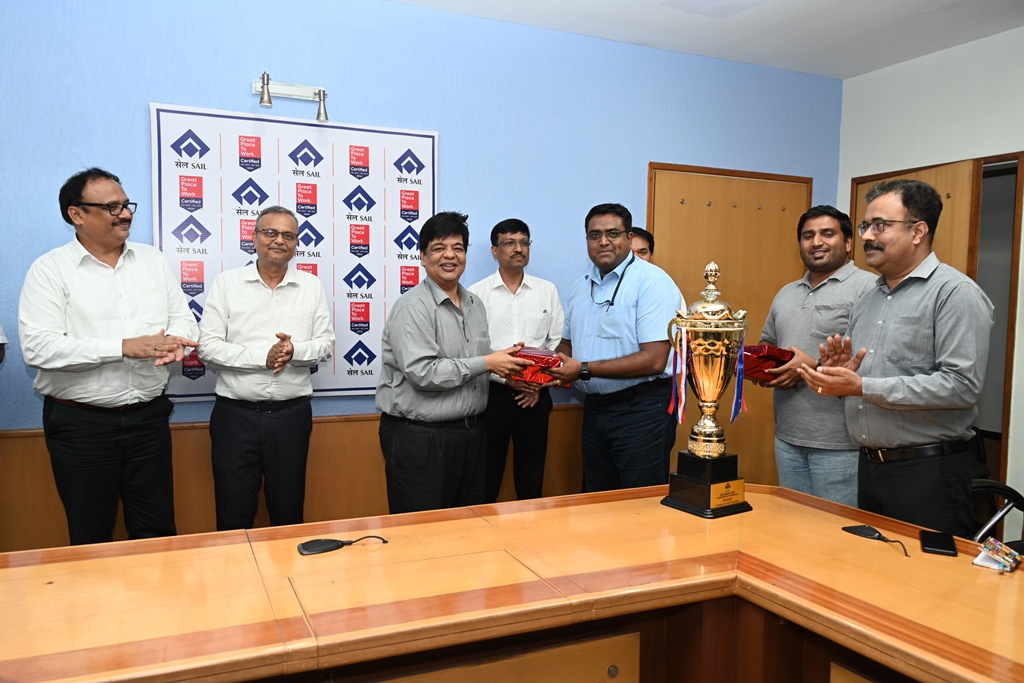 SAIL-BSP-team-hands-over-winners-trophy-of-‘SAKSHAM-SAIL-level-MBQ-to-Director-Ic-2.jpg