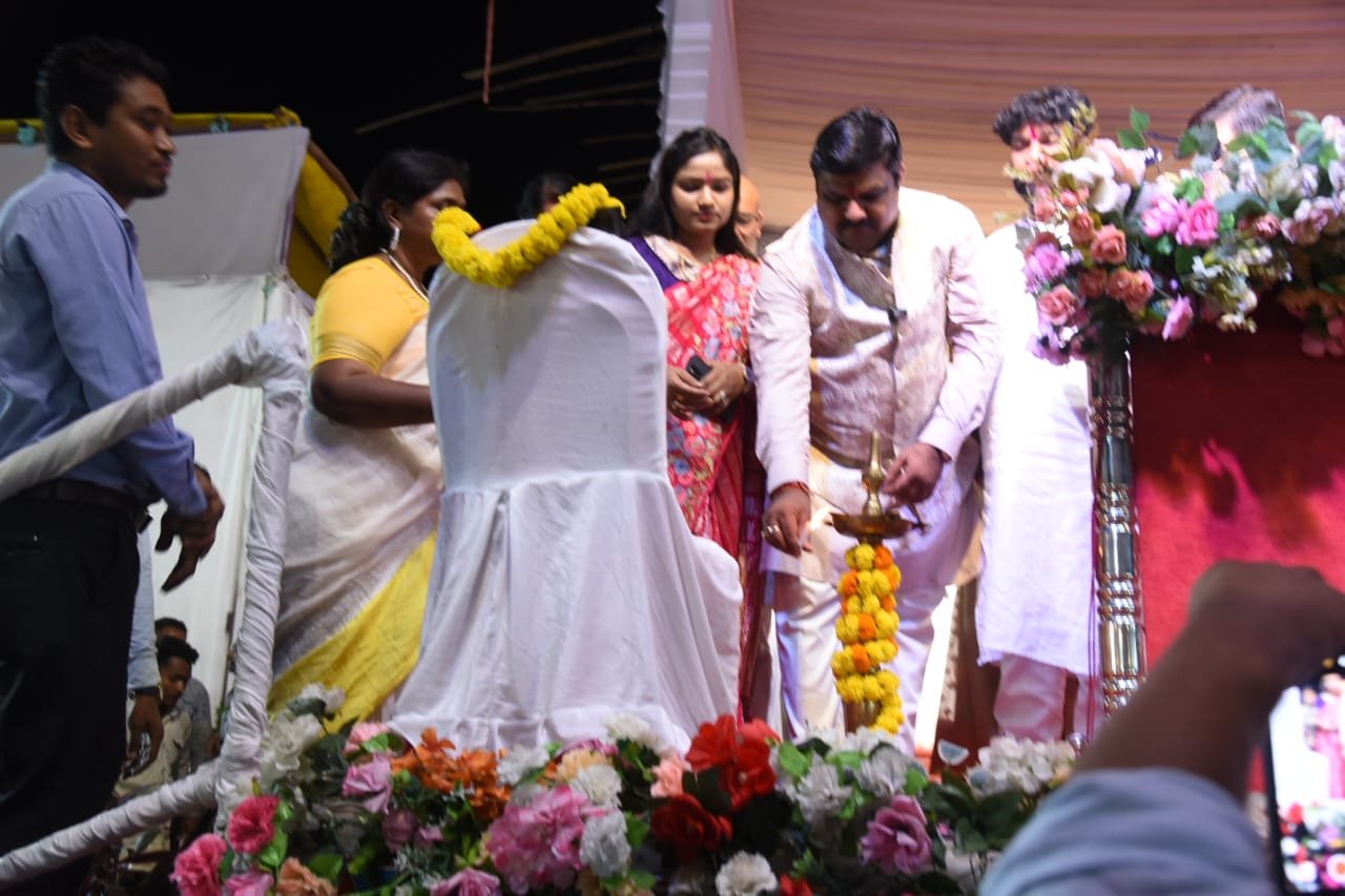 -शिक्षा-मंत्री-श्री-गजेन्द्र-या.-ने-दीप-प्रज्ज्वलन-कर-किया-कार्यक्रम-का-शुभारंभ-1.jpeg