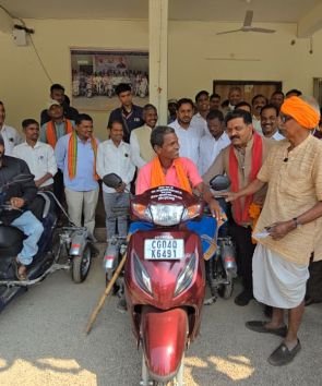 उपमुख्यमंत्री विजय शर्मा की तत्परता से दो दिव्यांगों को मिली स्कूटी: दिव्यांग धरम सिंह पटेल और उलख राम पटेल चेहरे पर लौटी मुस्कान….