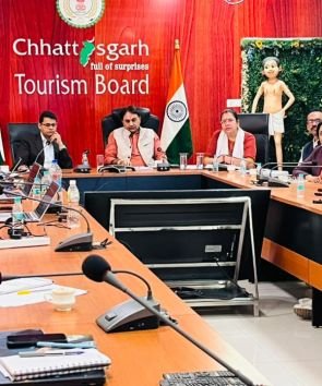 नवा रायपुर में प्रस्तावित चित्रोत्पला फिल्म सिटी के निर्माण के संबध में छत्तीसगढ़ पर्यटन बोर्ड के अध्यक्ष नीलू शर्मा की अध्यक्षता में समीक्षा बैठक आयोजित….