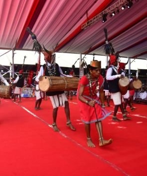 राष्ट्रपति के समक्ष बास्तानार के युवाओं ने ‘गौर नृत्य’ से बिखेरे अद्भुत लोक-रंग