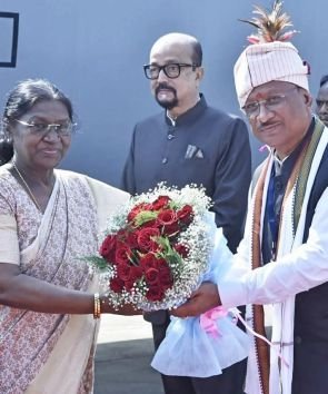 राष्ट्रपति द्रौपदी मुर्मू का जगदलपुर के मां दंतेश्वरी एयरपोर्ट में आत्मीय स्वागत…राज्यपाल  रमेन डेका और मुख्यमंत्री  विष्णुदेव साय ने मां दंतेश्वरी एयरपोर्ट पर किया आत्मीय स्वागत