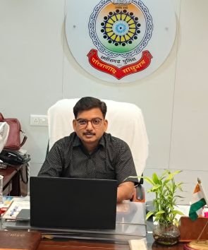 पुलिस उप महानिरीक्षक (DIG)&nbsp; रामकृष्ण साहू&nbsp; ने वीडियो कॉन्फ्रेंसिंग के माध्यम से जिले के समस्त राजपत्रित अधिकारियों एवं थाना/चौकी प्रभारियों की ली एक महत्वपूर्ण बैठक, सुरक्षा व्यवस्था को और अधिक सशक्त बनाने दिए निर्देश….