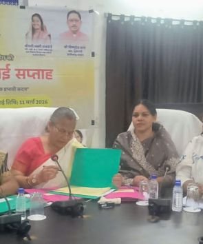 दुर्ग संभाग में महा जनसुनवाई- 113 प्रकरण हुए प्रस्तुत, 41 मौके पर नस्तीबद्ध….अनावेदक शिक्षक ने अपनी पत्नी शिक्षिका से आयोग सुनवाई के दौरान सार्वजनिक रूप से माफी मांगी और कहा कि उन्हें दोबारा छेड़छाड़ या परेशान नहीं करेंगे….आयोग की समझाईश पर अनावेदक 12 लाख रूपये बैंक कर्ज पटाने हुआ तैयार