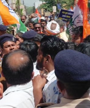 अफीम की खेती मामले में पुलिस के साथ राजस्व विभाग भी दोषी – ताम्रध्वज….. पूर्व गृहमंत्री ने सरकार पर लगाया नशे के कारोबार को संरक्षण देने का आरोप…… जिला कांग्रेस अध्यक्ष चंद्राकर के नेतृत्व में हुआ भाजपा कार्यालय का घेराव….