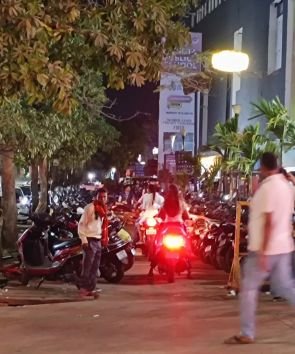 सूर्या मॉल के पास अवैध पार्किंग पर&nbsp; पुलिस की कार्यवाही – 19 वाहनों का चालान, पार्किंग ठेकेदार के विरुद्ध अपराध दर्ज….