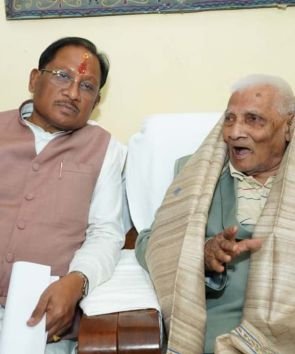 मुख्यमंत्री विष्णुदेव साय ने लोकतंत्र सेनानी से की मुलाकात