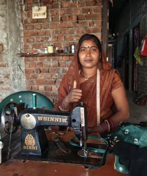 महतारी वंदन योजना ने संवारी भगवती की गृहस्थी, सिलाई मशीन से आसान हुईं स्वावलंबन की राह….