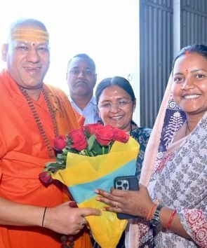 श्रीमती लक्ष्मी राजवाड़े ने निरंजनी पीठाधीश्वर स्वामी कैलाशानंद गिरी जी महाराज से लिया आशीर्वाद….