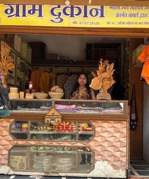 नाबार्ड की ‘ग्राम दुकान’ से स्व-सहायता समूह की महिलाएं बन रहीं आत्मनिर्भर, हुनर, कौशल और लघु उद्यम को मिल रहा सशक्त मंच, जीवन स्तर में हो रहा सुधार….