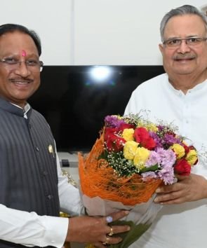 मुख्यमंत्री विष्णु देव साय ने विधानसभा अध्यक्ष डॉ. रमन सिंह से की सौजन्य मुलाकात….